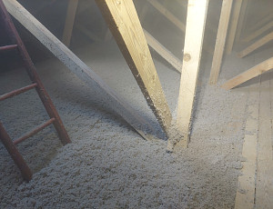 Zateplení stropu domu pomocí foukané izolace